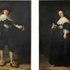 Marten en Oopjen, een rijk geklede man met hoed en cape, en een vrouw in een zwarte jurk met kant, staan naast elkaar in dit dubbelportret.