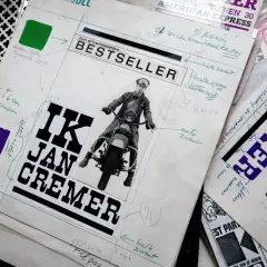 Ontwerp voor een boekcover met Jan Cremer op motor, "Ik Jan Cremer". De tekst suggereert een bestseller en hint naar het Jan Cremer vermogen.
