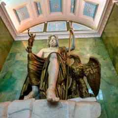 Zittende Zeus, de Romeinse naam is Jupiter, met adelaar en Nikè. Groene marmeren muren en een versierd plafond.