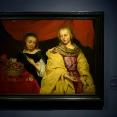 Twee meisjes, een met een mand fruit, de ander met een lam. Een stille hint naar de godin van de oorlog, Athena, die wijsheid en oorlog combineert.