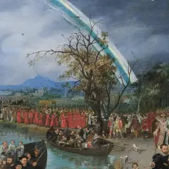 Een processie van geestelijken en leken, sommigen in boten, langs een waterkant, onder een regenboog. Een scène die doet denken aan de zielenvisserij.