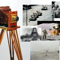 De eerste camera ooit, een houten balgcamera op statief, naast iconische beelden: tanks, maanlanding, Eiffeltoren, Vietnamoorlog en de eerste vlucht.
