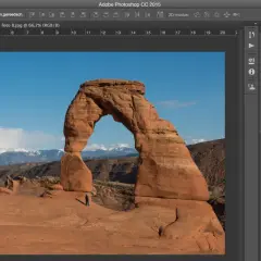 Bewerken van foto's in Photoshop. Delicate Arch in Arches National Park, met aanpassingslagen en lagenpanelen zichtbaar.