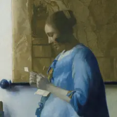 Een brieflezende vrouw in het blauw, verdiept in haar post. De kaart achter haar suggereert een wereld van avontuur.