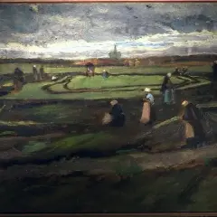 Een veld met werkende mensen, een typisch tafereel uit de kunstwerken van Vincent van Gogh. De donkere, dramatische lucht boven het landschap.