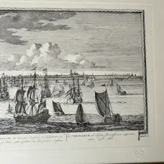 Zeegezicht met schepen voor Rotterdam, een bloeiende koopstad. Een gravure van Peter Schenk, met de geboorteplaats van Erasmus.