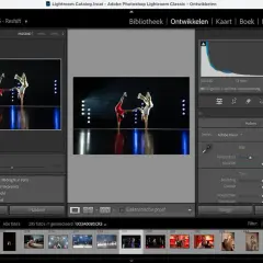 Twee dansers in een handstand op een podium, bewerkt in een gratis Photoshop app-achtige interface.