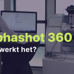 Een man bekijkt een 360 graden foto van een product op een computer. De Alphashot 360 is een productiesysteem voor 360 graden productfotografie.