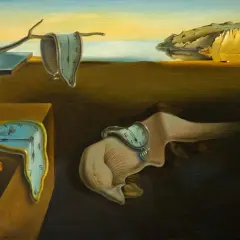 Smeltende klokken, een surrealisme kunstwerk, drijven op een verlaten landschap. Tijd vervormt en vloeit weg.