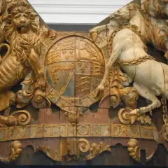 Gouden leeuw en wit paard houden een wapenschild vast, met de tekst "Dieu et mon droit". Een koninklijk pronkstuk, mogelijk van de spiegel Royal Charles.