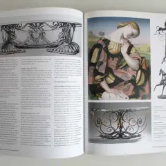Een boekpagina met een schilderij van een vrouw en een konijn, en foto's van meubels en sculpturen met art deco motieven.