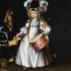 Gesina ter Borch, een kind met trommel en stokken, staat naast een speelgoedpaard en vlag.