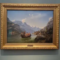 Schilderij met een boot vol mensen op een meer, omringd door majestueuze kunst bergen.