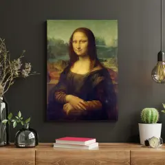 De Mona Lisa, een iconisch schilderij met een mysterieus jaartal, hangt boven een houten meubel met decoraties.