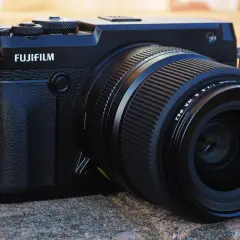 Zwarte Fujifilm GFX 50R camera met lens, klaar voor het vastleggen van elk moment.