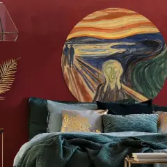 Iconische kunst aan de muur: de schreeuw, met een bed vol luxe kussens en een gouden palmblad.