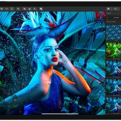 Een vrouw met een tropische bloem op haar hoofd, bewerkt in een foto bewerken app met diverse filters.