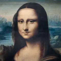 Het beroemde schilderij van Leonardo da Vinci, de Mona Lisa, met haar iconische glimlach en een mysterieus landschap op de achtergrond.