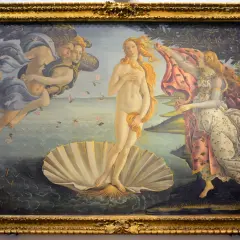 De geboorte van Venus, een iconische venus vrouw, drijvend op een schelp, omringd door goden en bloemen.