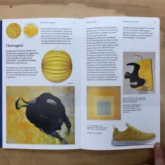 Een schilderij van Monica Rotgans met een stier, een gele lampion en een gele sneaker, allemaal in hansageel.