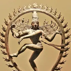 Bronzen beeld van Shiva Nataraja, de dansende god, omringd door een vlammende aureool.