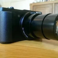 Zwarte Sony Cybershot DSC-HX60V camera met 30x optische zoomlens, klaar voor een sony cybershot dsc hx60v review.