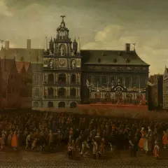 Een schilderij van de Vrede van Münster: een menigte verzameld op een plein voor een imposant stadhuis, waar een ceremonie plaatsvindt.