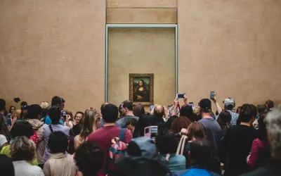 Een menigte bewondert de Mona Lisa, wat is er zo bijzonder aan dit schilderij dat zoveel mensen trekt?