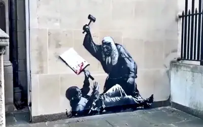 Kunstwerken van Banksy: een rechter slaat met een hamer op een boek, terwijl een figuur onderaan ligt.