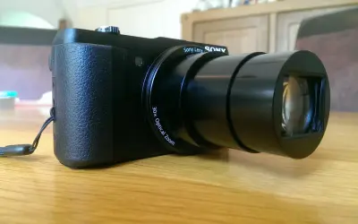Zwarte Sony Cybershot DSC-HX60V camera met 30x optische zoomlens, klaar voor een sony cybershot dsc hx60v review.