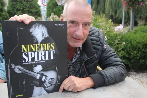 Paul Bergen fotograaf presenteert zijn boek 'Nineties Spirit', met iconische muziekfoto's uit de jaren '90.