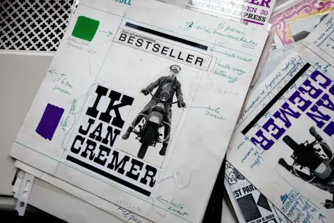 Ontwerp voor een boekcover met Jan Cremer op motor, "Ik Jan Cremer". De tekst suggereert een bestseller en hint naar het Jan Cremer vermogen.