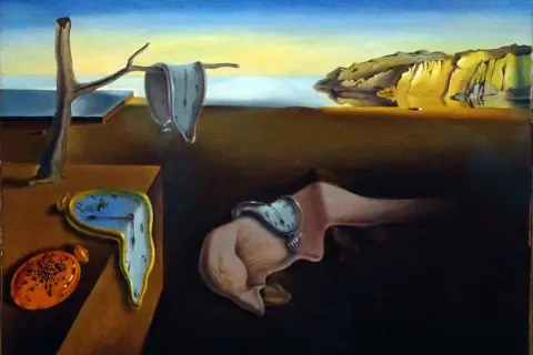 Smeltende klokken, een symbool van la persistance de la mémoire, drijven in een surrealistisch landschap.