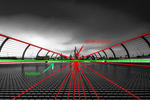 Een brug met een **diagonaal compositie** en lijnen die naar het verdwijnpunt leiden. De horizon is gemarkeerd.
