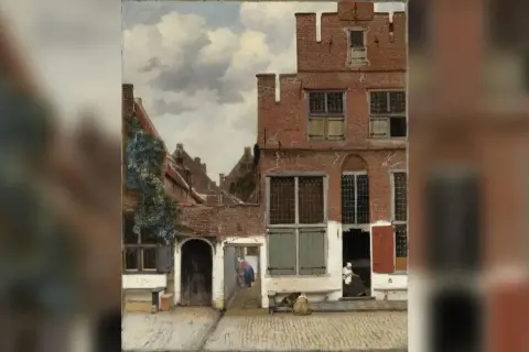 Het straatje van Vermeer toont een rustige Delftse straat met bakstenen huizen, vrouwen bij de deuropening en een hondje.