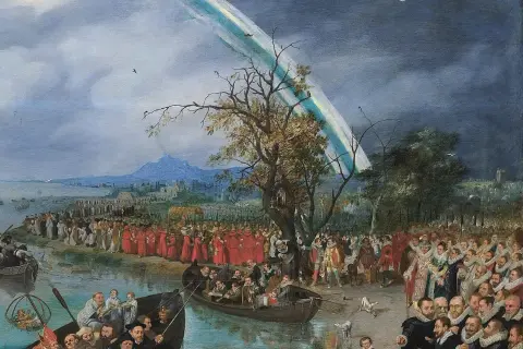 Een processie van geestelijken en leken, sommigen in boten, langs een waterkant, onder een regenboog. Een scène die doet denken aan de zielenvisserij.