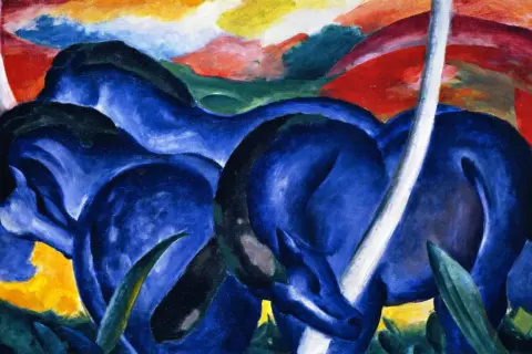 Expressief blauw paard in een levendig, kleurrijk landschap. De paarden lijken te bewegen in een droomachtige sfeer.