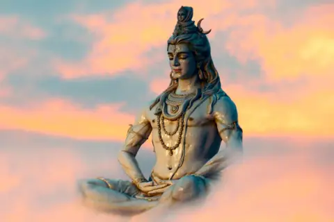 Meditatie van Shiva, een centrale godheid in het hindoeïsme, omringd door zachte, kleurrijke wolken bij zonsondergang.