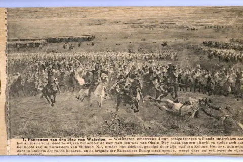 Een levendige waterloo painting toont een chaotische veldslag met cavalerie en infanterie.