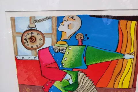 Kleurrijk werk van Patty Harpenau: een surrealistisch figuur met accordeon, klok en slakje.