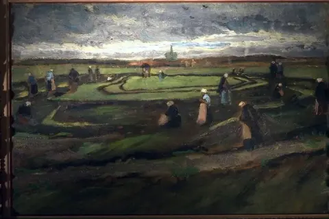 Een veld met werkende mensen, een typisch tafereel uit de kunstwerken van Vincent van Gogh. De donkere, dramatische lucht boven het landschap.