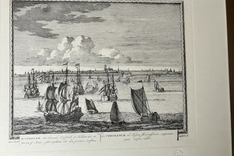 Zeegezicht met schepen voor Rotterdam, een bloeiende koopstad. Een gravure van Peter Schenk, met de geboorteplaats van Erasmus.