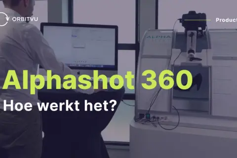 Een man bekijkt een 360 graden foto van een product op een computer. De Alphashot 360 is een productiesysteem voor 360 graden productfotografie.