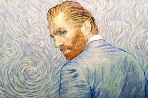 Een schilderij van Vincent van Gogh, met zijn kenmerkende penseelstreken, toont een portret van de kunstenaar zelf, kijkend over zijn schouder.
