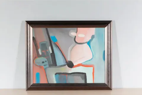 Abstract schilderij met roze en grijze figuren, kenmerkend voor Rob Scholte. Een man met een witte mond en ogen zit aan een tafel.