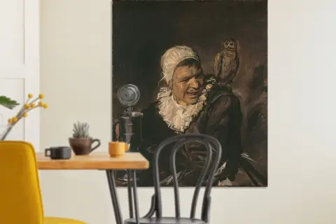 Een schilderij van een "malle babbe" met een uil op haar schouder. Ze draagt een witte kap en een ruime kraag.