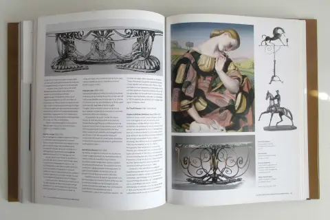 Een boekpagina met een schilderij van een vrouw en een konijn, en foto's van meubels en sculpturen met art deco motieven.