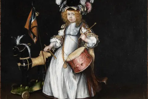 Gesina ter Borch, een kind met trommel en stokken, staat naast een speelgoedpaard en vlag.