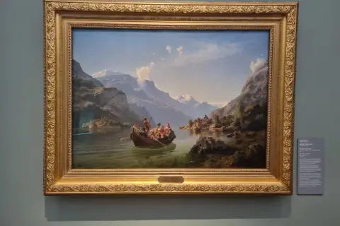 Schilderij met een boot vol mensen op een meer, omringd door majestueuze kunst bergen.