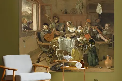 Het vrolijke huisgezin geniet van muziek en gezelligheid rond de tafel. Een kind speelt buiten, terwijl binnen de muziek klinkt.